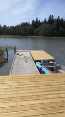 Vanha laituri tulee tähän reunaan, uusi junnulaituri keskelle ja laskuluiska 3m näiden väliin.