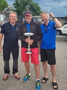 Voittopokaali on noudettu, vasemmalta Jussi Sura, Tapani Sura ja Juha Svahn.